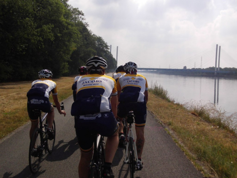 Kilometers Kanaal 1
In het oprijden zouden we vanaf Lummen tot Maastricht op de dijk rijden.
