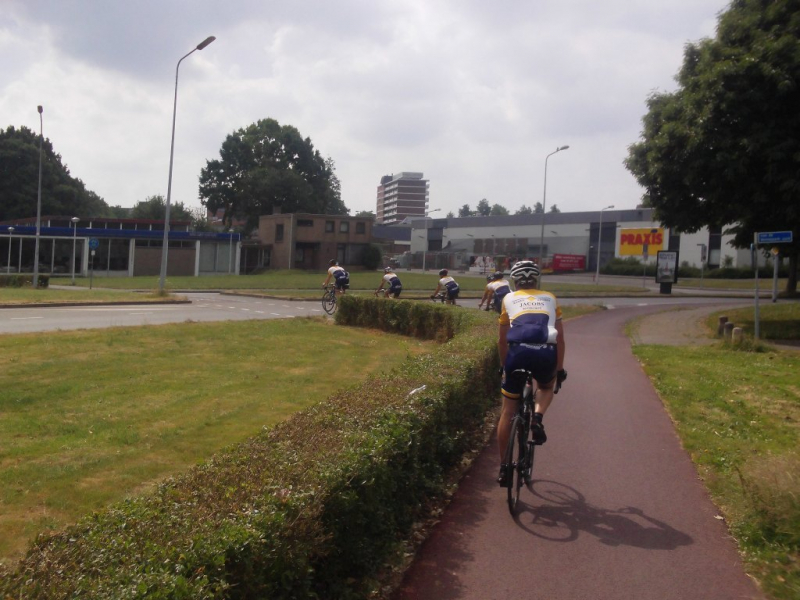 2de Doorgang Rondje Ronde De Rotonde
Hier zijn we reeds in Maastricht. Door de besluiteloosheid van de organisatoren werd deze grote rotonde aan de rand van de stad 2 maal criteriumgewijs bereden.
