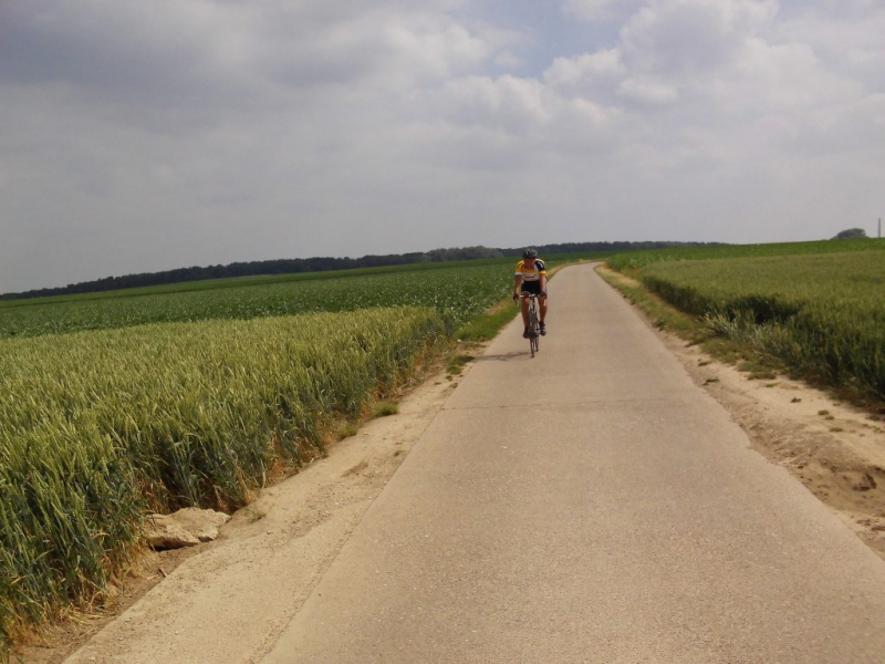 Danny Voorbij Slingerberg
Eens de Maas over moet je de Slingerberg nog op, en dan kom je boven waar de uitgestrekte velden van Haspengouw liggen. Daniel sluit net aan bij de groep.
