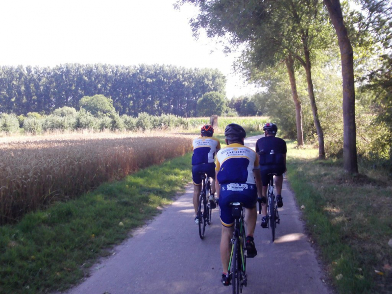 Vallei Van De Gete 3
In Helen-Bos passeren we het Vredeskerkje, waarrond ook een kerkhof met gesneuvelden gelegen is. Een stop is al ingepland bij de eerstvolgende rit...
