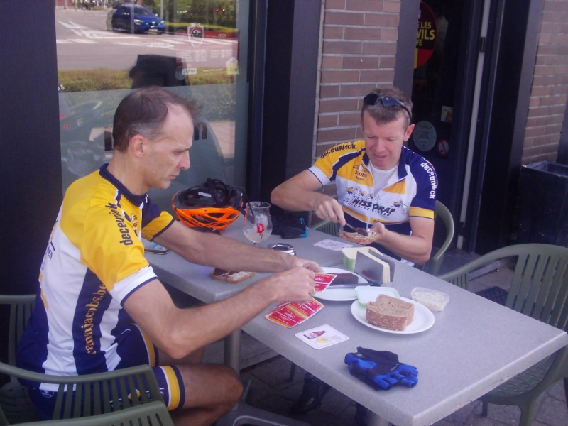 Kwet Met Mosterd Van Den Don 2
Warre, en Pit, en ondergetekende lieten het ons goed smaken. Dat hadden we wel verdiend na zo'n lange tocht.
