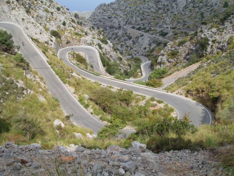 Zicht op de prachtige afdaling naar Sa Calobra (3)
Merk de 2 dalende Nissorappers op.
