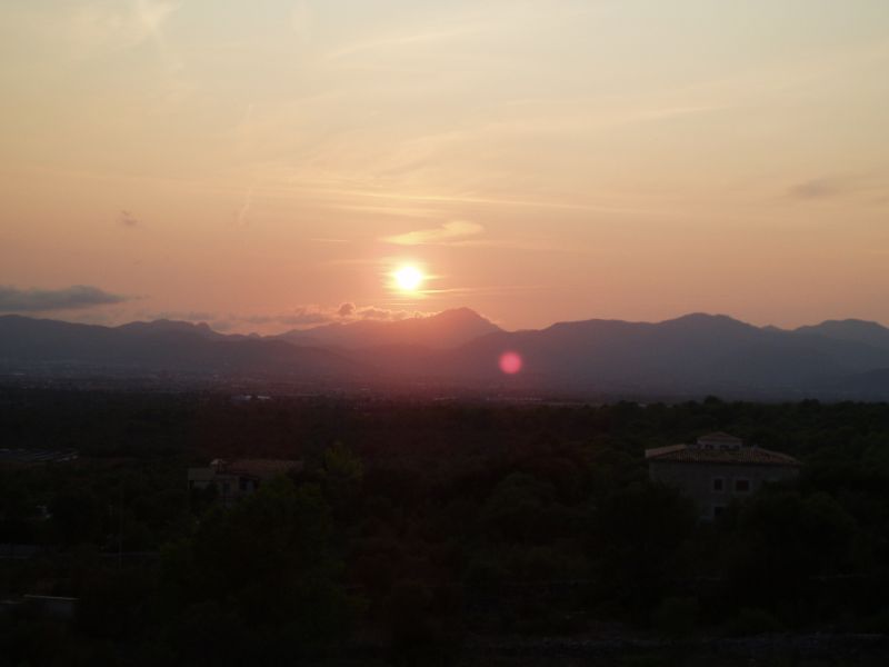 Zonsondergang boven de Mallorcaanse bergen
Foto vanop het dakterras van onze villa in Sa Cabaneta
