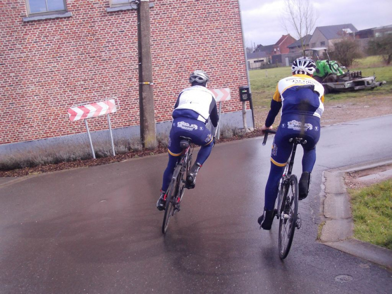 Woens-Bocht gelukt
Woens in volle actie in de Woens-bocht. Hij is hem sindsdien, net als iedereen van de club, zonder ongelukken doorgekomen.
