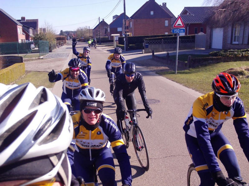 Groep Van Voor 2
Iemand had namelijk opgemerkt dat er nogal veel foto's van de achterkant van Nissorappers worden genomen en zo in de fotoalbum terecht komen.
