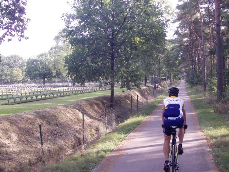 Rondrit Langs Rijen En Rijen
Bij het wegrijden voert het fietspad langs de rand van het kerkhof
