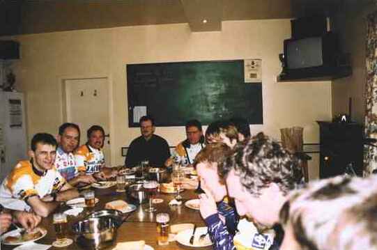 Teerfeesttafeloverzicht
De boer-gondische kant van het Vlaamse verenigingsleven.
