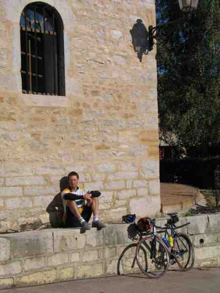Behaaglijk plekje
Fre krijgt last van zijn pezen en rust even uit in het zonnetje in Varennes.
