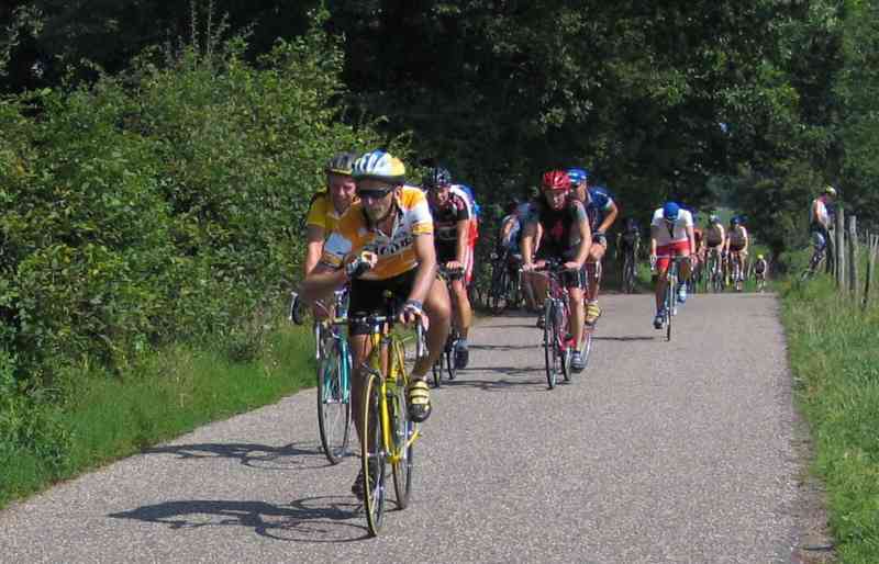 Zegevierende Warre
Boven op de Col de la Redoute, en Warre heeft zijn twee kompanen ginds (Pit en Raf) kunnen afschudden. Uiteraard hoort daar een zegegebaar bij voor hem.
