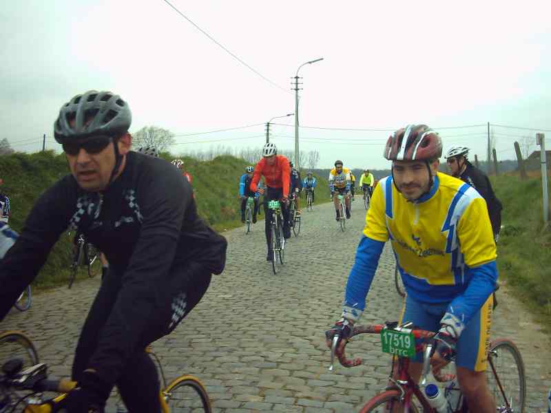 Koen op de Steenbeekdries
op eigen tempo, wegens geen wegdek om op te stomen hier.
