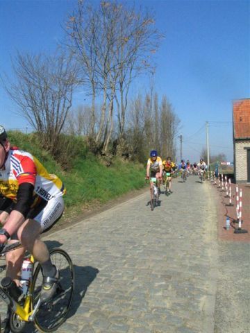 Ook Raf is boven
Ook Raf dokkert het laatste eindje op de Oude Kwaremont.
Keywords: RVV BWB