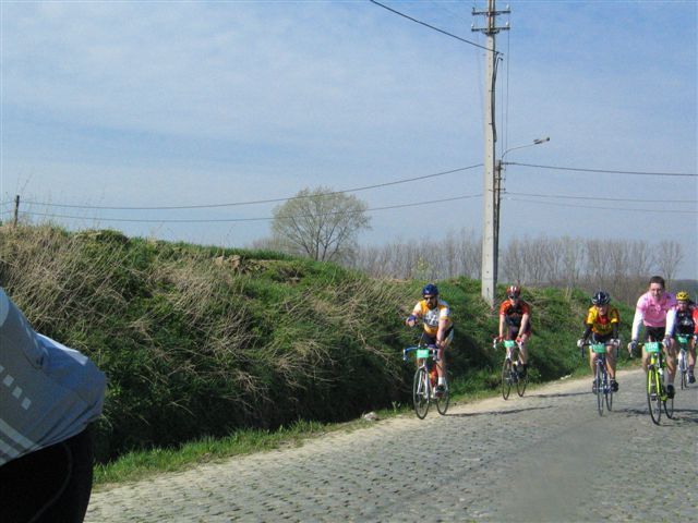 Koen doet nog bonjourkes
Koen heeft zelfs nog tijd om bonjourkes te doen naar de fotograaf of is het een gebaar van "laat me gerust!"?
Keywords: rvv bwb