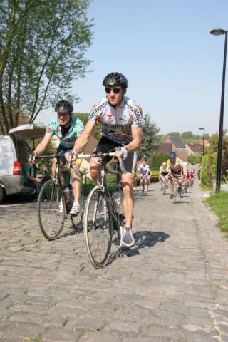 Paul zwoegend
Paul (de linkse), nog een broer van Johan, werkt zich naar boven op de Koppenberg, in de achtergrond komt een groepje Nissorappers aan, met Raf en Rafke duidelijk te herkennen.
