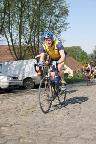 Danny sluit de rij
Als laatste van ons groepje rijdt ook Danny op zijn eigen tempo de Koppenberg naar boven.
