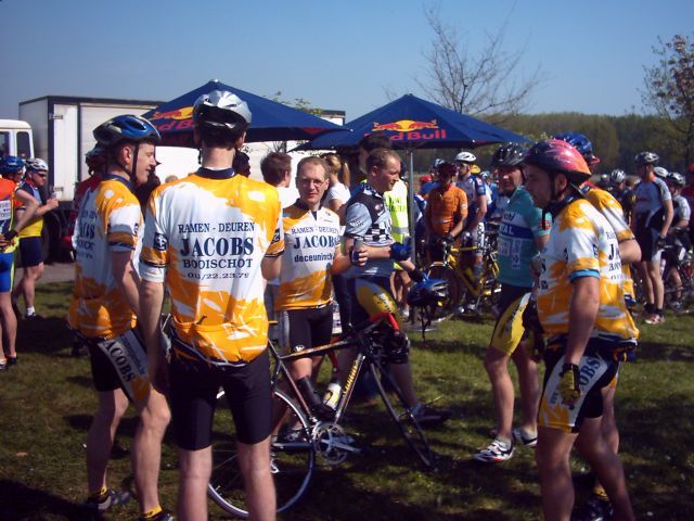 Bevoorrading Red Bull 1
Een welgekomen frisdrankje gekregen aan de mooie RedBull stand. Uit de weg, Johan !
