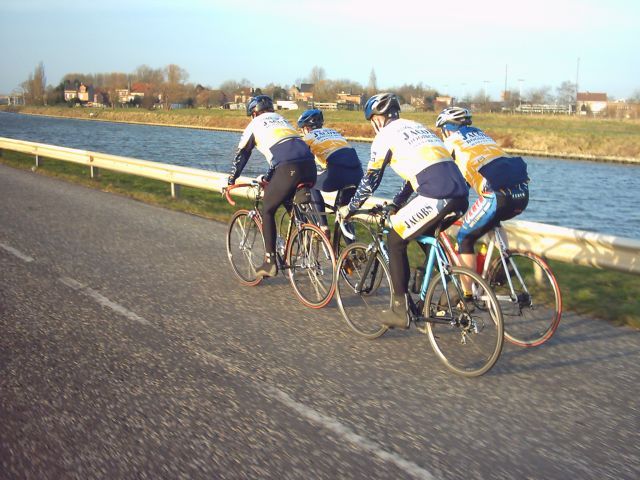 Langs Netekanaal Lier
We doen geregeld van die kanaalritjes, of dijkritjes. Er zijn er wel wat in de buurt in bijna alle windstreken. Een mooi tripke is via Nete naar Lier, daar Netekanaal naar Duffel, dan terug Nete tot Mechelen, daar Dijle en dan Leuvense Vaart en dan klein stukje Dijle tot Werchter, en dan Demer tot we terugdraaien richting Heist.
