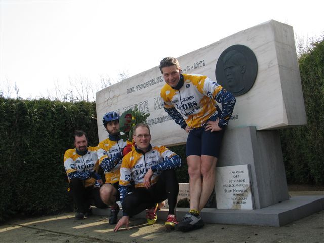 Reserve officiele foto Memorial
geen vertrouwen in de zelfontspanningstechnologie, en voor sommigen het moment om grapjes uit te halen.
