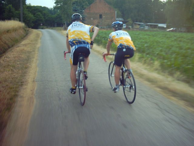 Plateautje Haksberg
Dit stukje is de uitloper van de Haksberg, een korte oplopende holle weg, die vroeger een stuk langer moet geweest zijn, want de E313 snijdt er nu dwars doorheen, en daarom moet je sindsdien langs hier. Ginds duikt de weg rechts naar beneden en we komen van hier bovenaan de helling.
