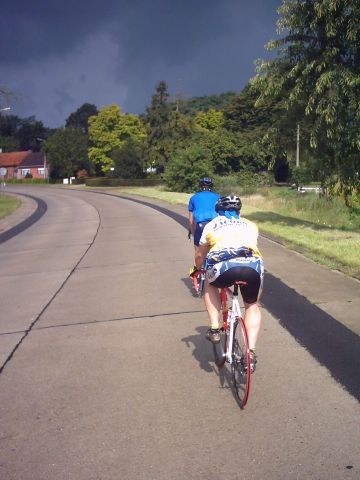 Donkere lucht
He, wat is dat? Daar komen ineens donkere wolken opzetten! En achter ons schijnt de zon volop !
