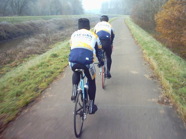 Demerdijk 2
Stevig bollen op de Demerdijk, maar owee als de rijder aan kop een "target" (fietser in de verte op de dijk) in het visier neemt en deze direct wil passeren, want dan moet er op de tanden en/of in het wiel gebeten worden...
