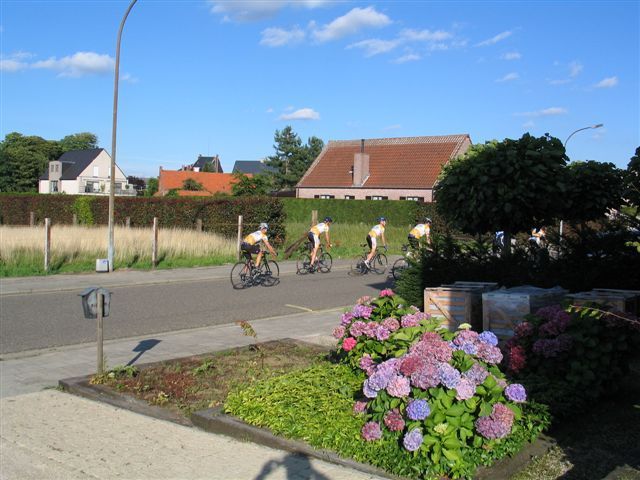 Taking off for The Land of The Hedges
We left quite early in the evening, to have enough time to ride to the land of the Hedges.
Keywords: Jeff Raf Johan Rafke