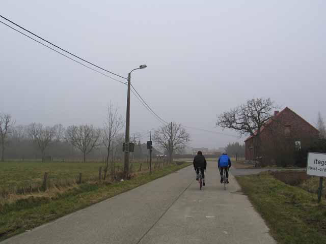 Onbekende gangmakers.
Nog geen kilometer ver, en deze heren kwamen ons al een lesje in tempo rijden leren, slecht voor het moreel;
