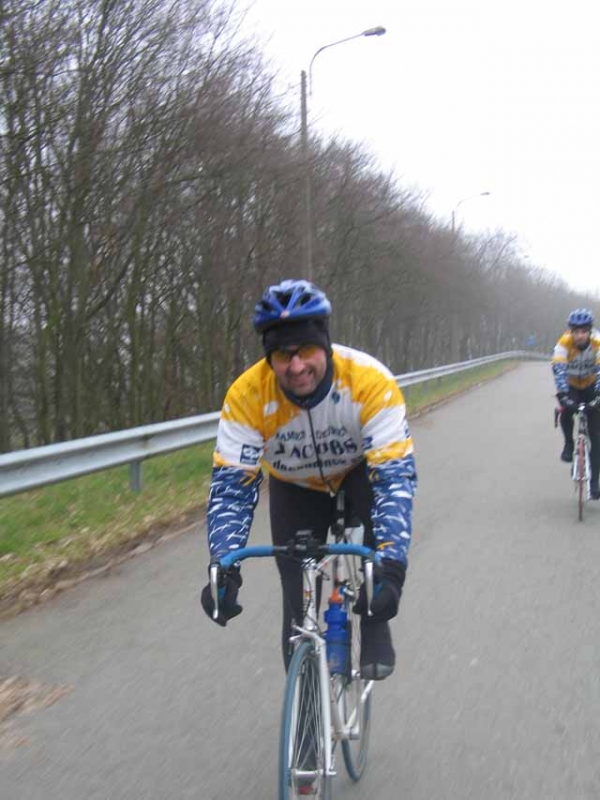 Koen geniet.
Hier is Koen duidelijk aan het genieten van een rustige afdaling terwijl de rest van het peleton tracht terug te komen.
