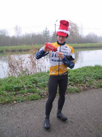 EgÃ©szsÃ©gedra!
Pit's timing is perfect, op 5km van het glazen huis rijdt hij lek achteraan. De ideale moment om op de dijk van de Leuvense vaart het 'Hongaars vergif' of Palinka boven te halen. Schol! Of in het hongaars: EgÃ©szsÃ©gedra!
