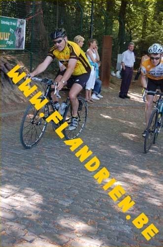Pit in aantocht
Pit deed het rustig op de vesten en liet een oranje meute passeren, maar daar is hij toch in aantocht.
