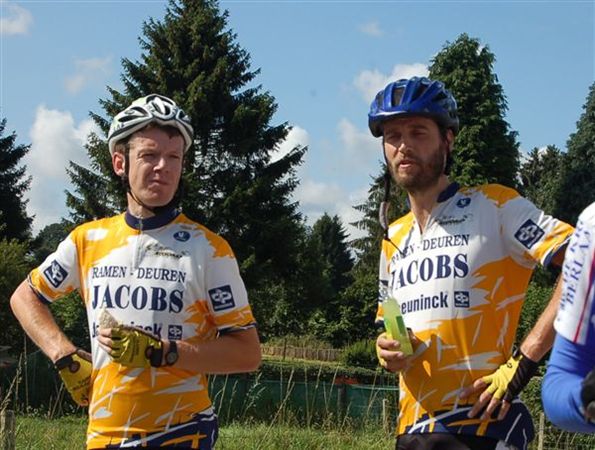 Naamgenoot geniet van onze truitjes en ...
Bij de controle bleek iemand van de organisatie te zitten die Jacobs heet en dus met meer dan gewone aandacht onze truitjes bekeek.
Keywords: Willy Vannitsen Classic VWB-semiklassieker