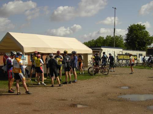 Bert plant zijn koers
Aandachtig bestudeert Bert de rest van het parcours. Hopelijk waren er niet teveel hellingen meer, Bert?
