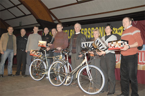 Pit de Sjansaard
Bij de tombola ging de Pit onze minst verdienstelijke VWB rijder (van de drie aanwezige Nissorappers Bert, Raf en Pit) met Ã©Ã©n van de hoofdprijzen lopen: een prachtige Liquigas-LAS helm gesigneerd door Danilo Di Luca.
Zie hem maar op het podium staan glunderen links van Ludo Dierckxsens!
