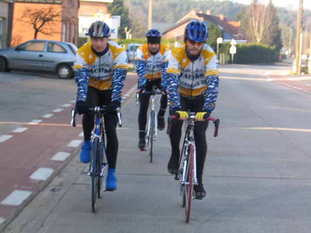 Begijnendijk Statie city.
Uniek moment waar Fre betrapt kan worden op het negeren van het fietspad. Maar het actiepunt van de dag was dan ook het instuderen van de nieuwe "voorrang-van-rechts regel", waar Koen het duidelijk nog moeilijk mee had.
