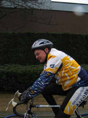 Arrivederci Hans
Voor Hans is dit soort werk dagelijkse routine, hij fietst namelijk iedere werkdag door weer en wind naar Van Hool. Om, naar eigen zeggen, "naar de mooie konijntjes in de berm" te kijken.
