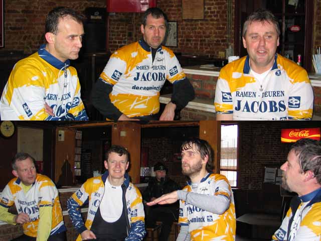 Pinten pakken in 't pleintje
Zo smaakt de pint het best, recht van de fiets het cafe binnen.  
