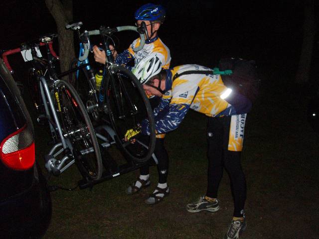 Des 's morgens in de vroegte ...
Jaja, je moet er wat voor over hebben om te gaan fietsen. De afspraak was al om halfzeven in de Noordstraat en dan is het nog donker begin april. En dan snel snel de fietsen in en op de auto om naar Ninove te sjezen met chauffeur Bert.
Keywords: rvv bwb