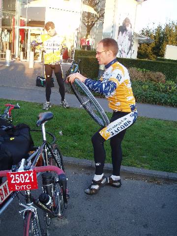 Johan, de kleine mechanic
Sommige mensen zorgen ervoor dat hun fietske in orde is als ze de RVV gaan rijden, anderen moeten 's morgens nog vanalles gaan vervangen.
Keywords: rvv bwb