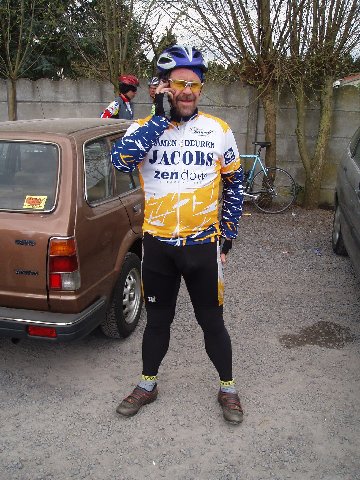 Bert in zijn element
Als Bert onderweg is en hij heeft de tijd dan rookt hij graag een sigaretje of vertelt in geuren en kleuren het voorlopige relaas aan een niet aanwezige Nissorapper.
Keywords: rvv bwb