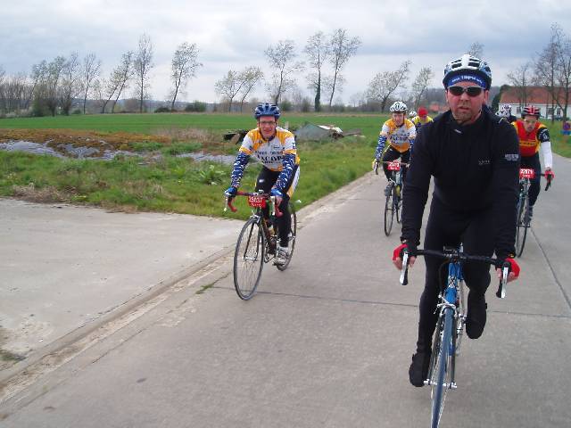 Gastrijder Jukke leidt de dans
Naast de vijf aanwezige Nissorappers hadden we ook nog drie gastrenners. Tofke en zijne maat Jukke en FrÃ© had zijn schoonbroer Rene bij.
Keywords: rvv bwb