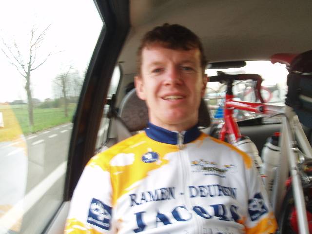 Pit tussen de fietsen
Pit heeft geruild van plaats en zit nu rustig vanachter en hoeft zich zo (opgelucht) geen zorgen meer te maken over de reisweg.
Keywords: rvv bwb