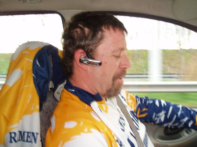Chauffeur Bert
Op Bert kan je altijd rekenen als er vervoer nodig is voor de club en zoals je ziet gebruikt hij onderweg zijn GSMeke heel modieus handenvrij!
Keywords: rvv bwb