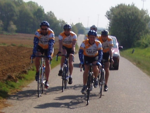 Wazige groep
"Gruppo compacto". Even rustig tempo rijden en adem pakken voor de laatste zware klim (Houwaert) die er aan gaat komen.
Al rijdend scherp stellen blijkt niet zo simpel voor de fotograaf.
