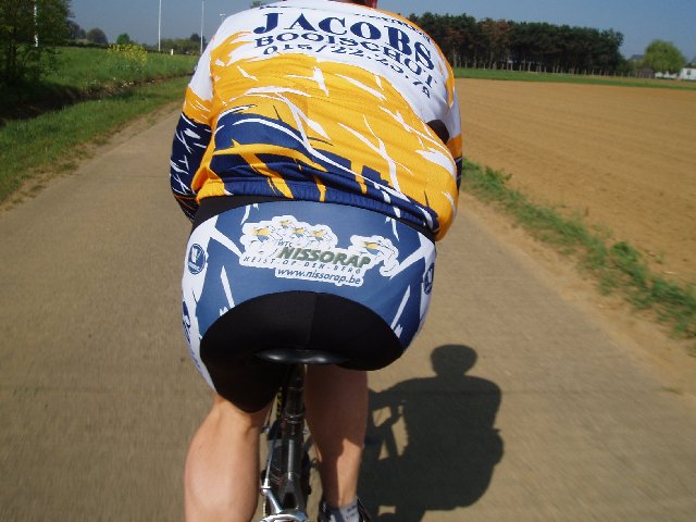 Logo in beeld
Bij de ene Nissorapper komt het clublogo al beter in beeld dan bij de andere, maar bij Johan kan je er niet naast kijken.
Komt er nog bij dat we Johan eigenlijk alleen langs achter kennen, want we slagen er zelden in voor of naast hem te rijden! ;-)
