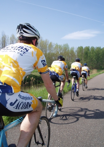 Gejaagd op het jaagpad
In Betekom kozen we ervoor om nog even bij te lussen (na onderling overleg en instemming van alle aanwezigen) langs de Demer tot Werchter en zo'n mooi asfaltje nodigt natuurlijk uit tot een aangepaste tempoverhoging.
