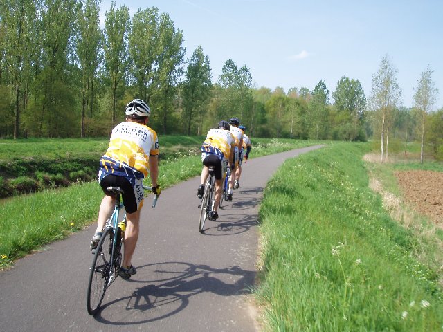 Gejaagd op het jaagpad bis
Mooi te zien op deze foto is dat Pit niet zo graag kort in het wiel rijdt na zijn zware val van enkele jaren  geleden.
