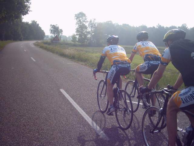 Kort, Kort, Kort, Lang, Lang, Lang, Kort, Kort, Kort
Raf informeert bij Johan hoe ver de tocht nog over deze baan leidt. Ooh, 6 kilometer verzekert Johan. Raf heeft er al een serieuze kopopdracht opzitten,  maar gaat voor die afstand nog door. Raf voelt dat toch anders aan, en na controle achteraf blijkt dat de baan 10 kilometer was. Maar die Doortrappers hebben ook een deel kop gedaan, Raf !
