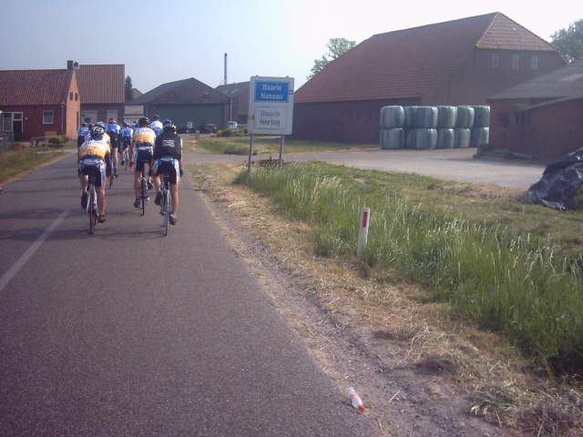 Onomstotelijk bewijs
Voor zij die bij bovenstaande foto's nog zouden kunnen beweren dat ze ergens in de Kempische velden zijn genomen, is hier het bewijs. Onze groep, achter de   Doortrappers, op de gemeentegrens van Baarle-Nassau.
Onze trip was 126 km lang en we reden tussen 8u en 12u15 aan gemiddeld 32,6 km per uur met een terrasstop van een kwartiertje.
