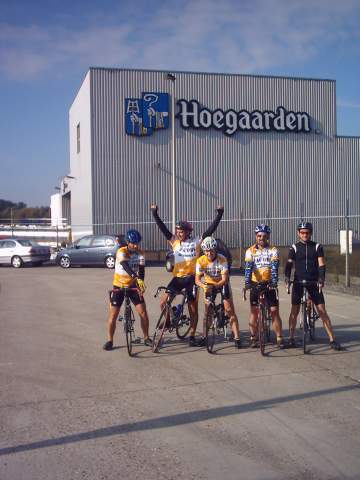 Den Hoegaarden is terug in Hoegaarden
en voor 50 cent dit weekend ! Alvast den Danny is daar blij mee, en ook de Pit uiteraard, want die drinkt alles als het goedkoop is.
