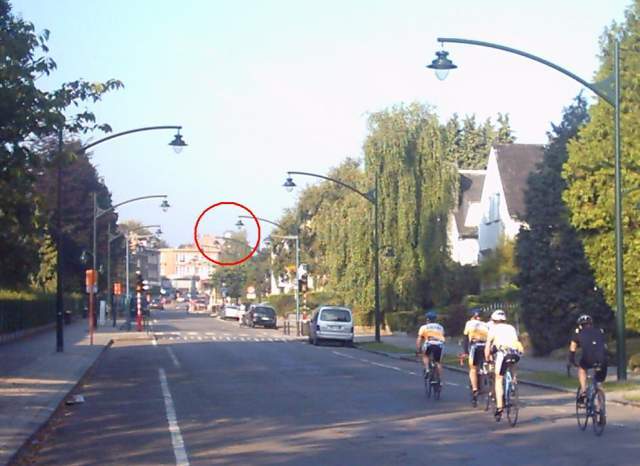 Ik zie een bol !
Koen had het er de hele tijd over om toch maar eens langs het Atomium te rijden. Eerst was de groep er niet zo voor, maar toen plots een bol boven de huizen opdook, en die nogal dichtbij leek, werd daarheen koers gezet
