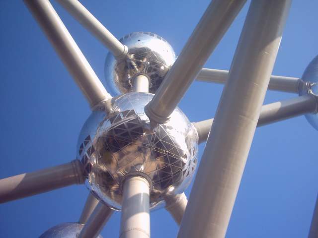 Souvenir de Bruxelles
Wie bij het Atomium komt, moet ook even een foto nemen van de verbindingen tussen de bollen. Het schitterende weer, maakte de 50-jaar oude structuur nog imposanter
